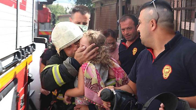 İtfaiye ekibi dumanların arasına dalıp kurtardı, mutluluğun fotoğrafı