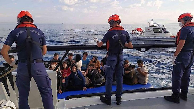 İzmir açıklarında 59 düzensiz göçmen kurtarıldı, 39 göçmen yakalandı