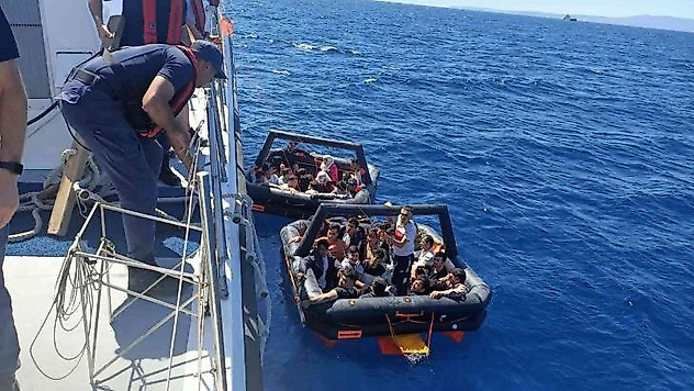 İzmir açıklarında 66 düzensiz göçmen kurtarıldı, 35'i yakalandı