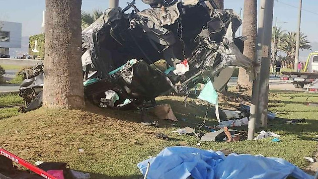 İzmir'de bariyerleri aşıp ağaca çarpan araç hurdaya döndü: 2 ölü, 1 yaralı