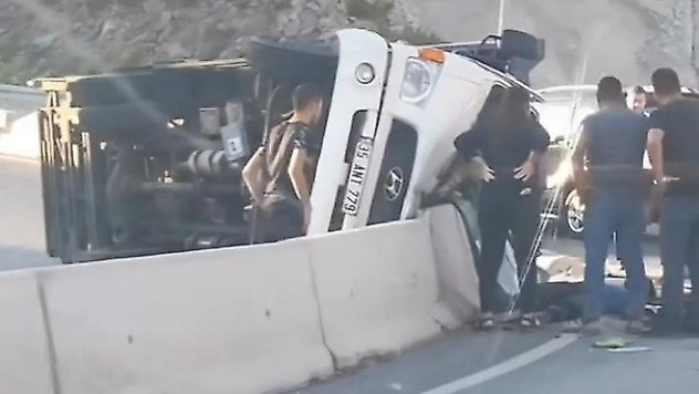İzmir'de beton bariyerlere çarpan sürücü hayatını kaybetti