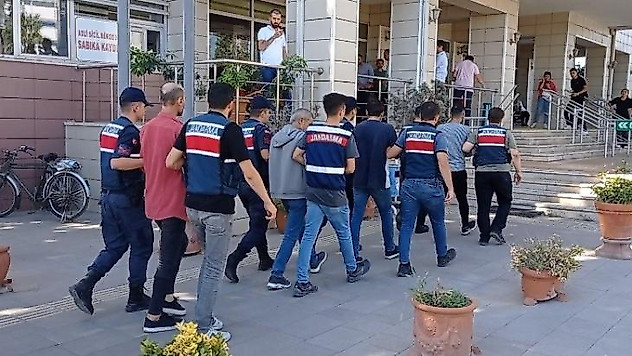 İzmir'de jandarmadan uyuşturucu tacirlerine operasyon: 7 gözaltı