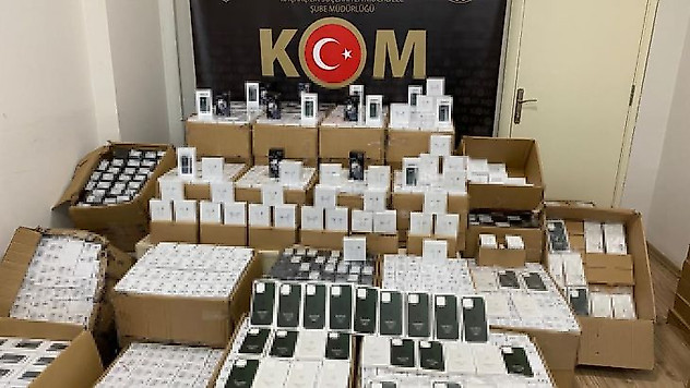 İzmir'de kaçak cep telefonu operasyonu