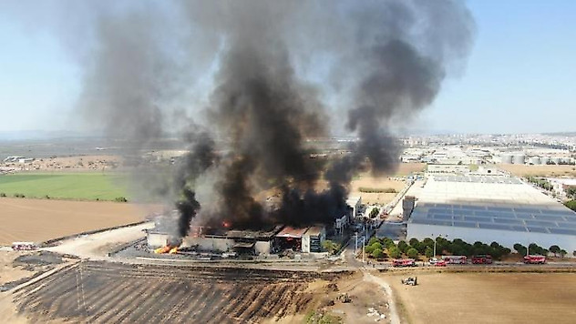 İzmir'de kozmetik fabrikasında büyük yangın