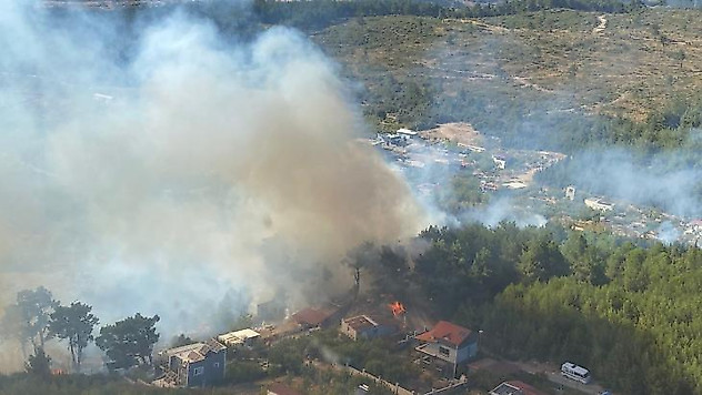 İzmir'de ormanlık alanda yangına havadan ve karadan müdahale
