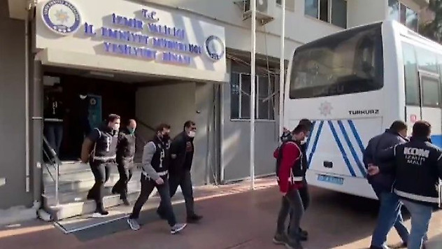 İzmir'de özel harekat destekli tefeci operasyonu: 5 tutuklama