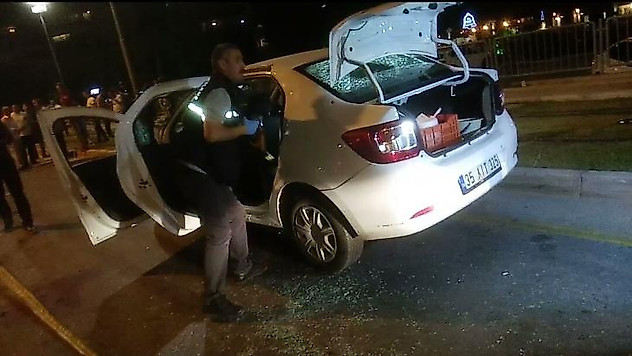 İzmir'de seyir halindeki otomobile silahlı saldırı: 1 ölü, 1 yaralı