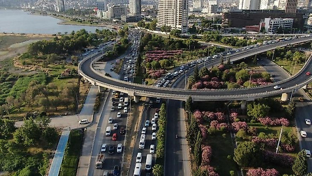 İzmir'de trafiğe kayıtlı araç sayısı arttı