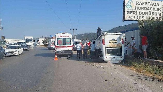 İzmir'de yolcu minibüsü ile otomobil çarpıştı: 5 yaralı