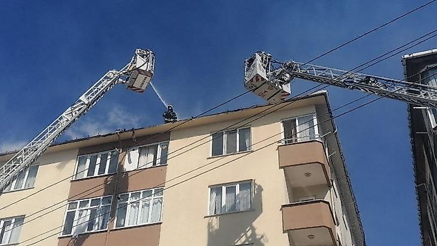 İzolasyon çalışması sırasında yangın çıktı, çatı cayır cayır yandı