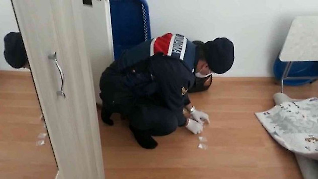 Jandarmanın operasyonunda halının altından uyuşturucu çıktı
