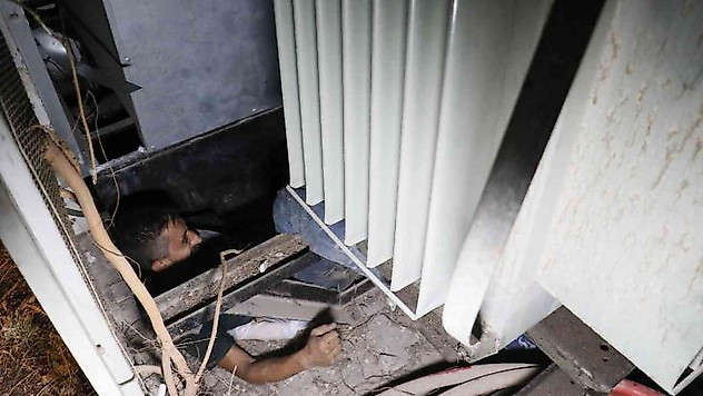 Kablo çalmak için girdiği trafo içerisinde sıkışınca yakalandı