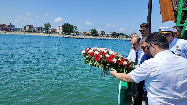 Kabotaj Bayramı kutlamasında korku dolu anlar, protokol teknesi restorana çarptı