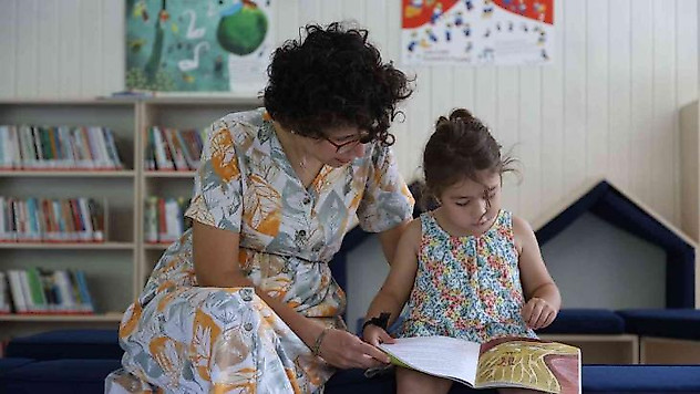 Kadıköy'de 4 yaşındaki kitapseverin kütüphane kartı mutluluğu