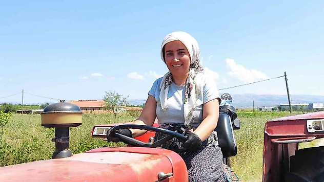 Kadın diş hekimi baba mesleklerini hem klinikte hem de tarlada sürdürüyor