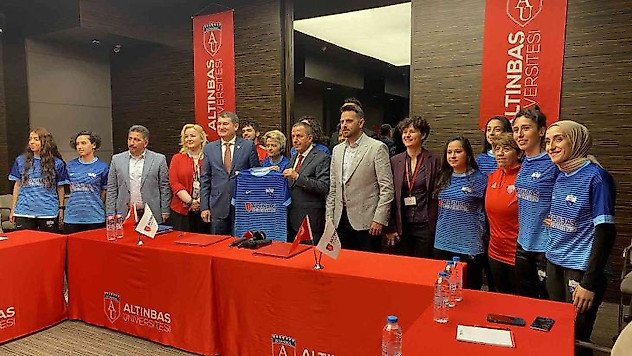 Kadın futbolculara forma desteği