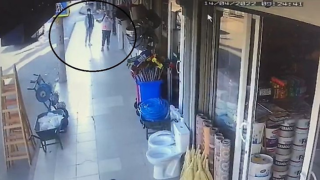 Kadın konuşurken telefonunu çaldı