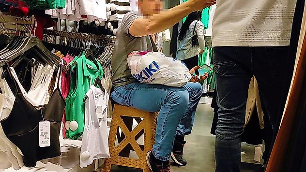 Kadın mağazasında 'İçeriyi mi gözetliyorsun' kavgası