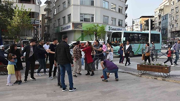 Kadına şiddeti gerçek sanıp müdahale etmek istediler