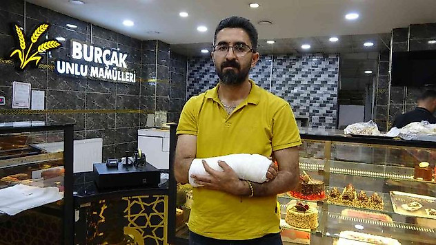 Kadını kurtarmak isterken hem ayağından ısırıldı hem de kolunu kırdı