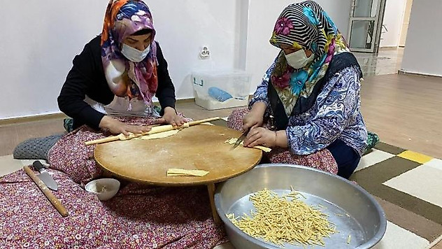 Kadınlar üreterek ekonomiye katkı sağlıyor