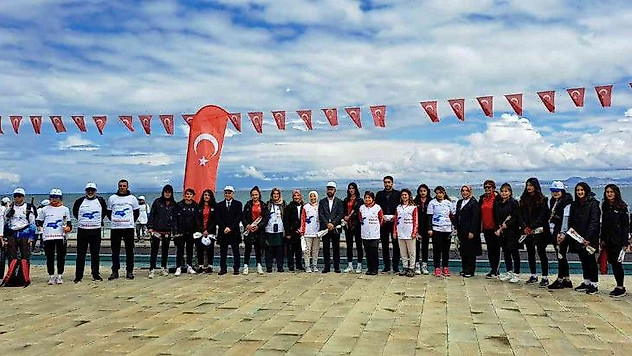 Kadınlar Van Gölü için yürüdü
