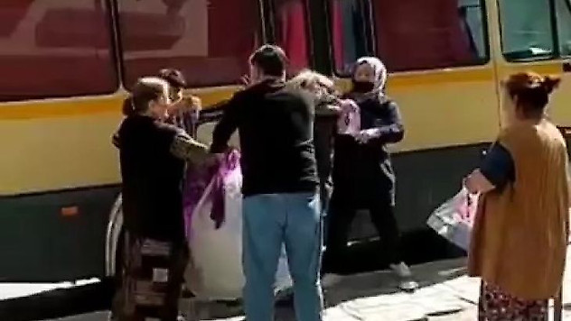 Kağıt toplayıcısı kadınların yer anlaşmazlığı saç saça kavgaya dönüştü