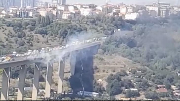 Kağıthane Sadabad Viyadüğü'nde bir otomobil alev alev yandı