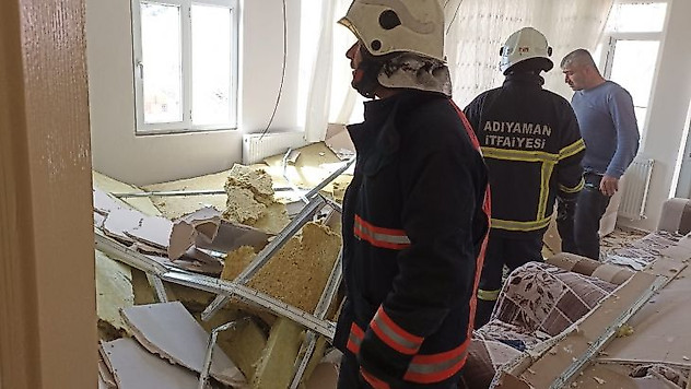 Kahvaltı yapan çift, çöken asma tavanın altında kaldı