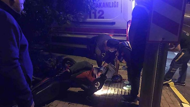 Kaldırıma çarpan motosiklet sürücüsü ağır yaralandı