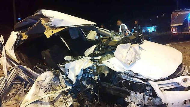 Kamyona arkadan çarpan otomobildeki 2 kişi ağır yaralandı