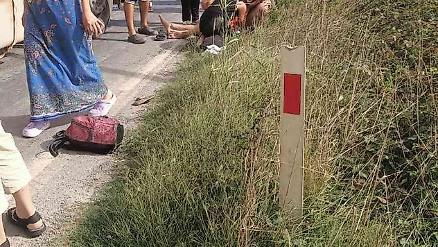Kamyona yol vermek istedikleri esnada motosikletten düştüler: 2 yaralı
