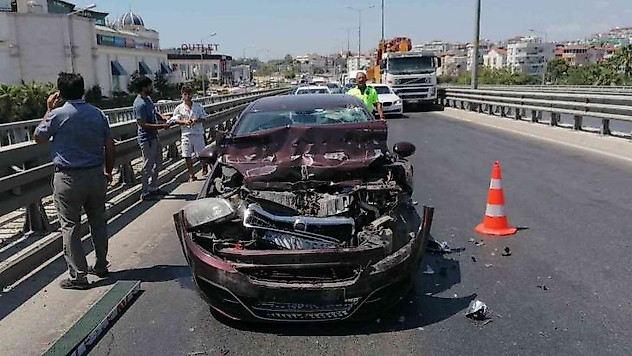 Kamyonetin üzerindeki tabela, otomobilin üzerine düştü