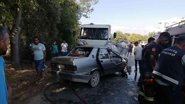 Kamyonun altına giren otomobil hurdaya döndü, araçta sıkışan sürücüyü itfaiye çıkardı