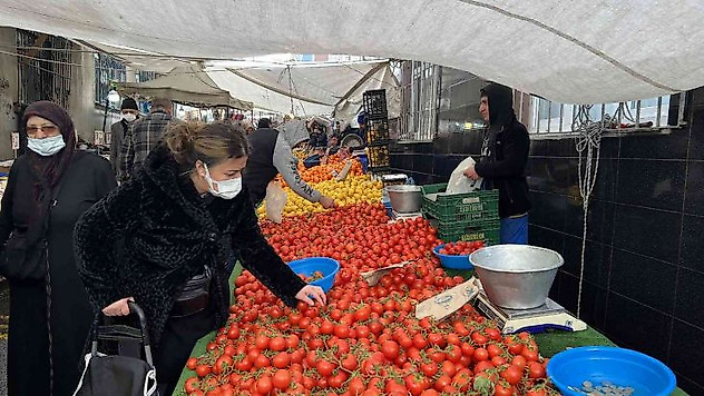 Kar yağışından dolayı sevkiyatı yapılamayan meyve ve sebzelerin fiyatları arttı