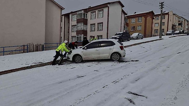 Karabük'te buzlanan yollar sürücülere zor anlar yaşattı