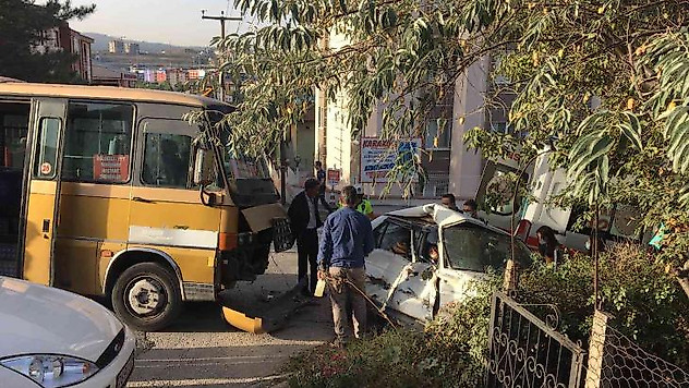 Karabük'te dolmuş otomobille çarpıştı: 2 yaralı