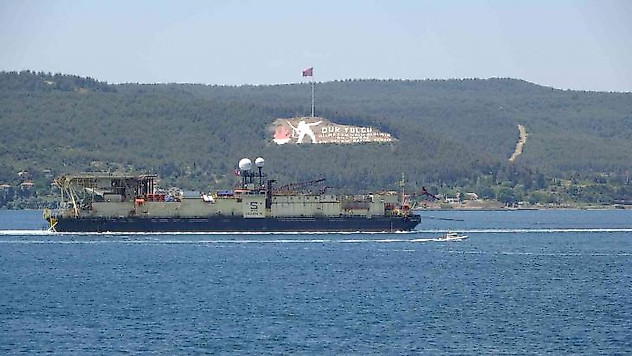 Karadeniz'de bulunan doğalgazın taşınması için sığ denizlere boru serpecek olan 'Castoro 10' isimli gemi Çanakkale Boğazı'ndan geçti