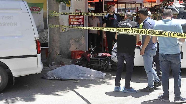 Karaman'da 2 araç arasında kalan yaşlı kadın hayatını kaybetti