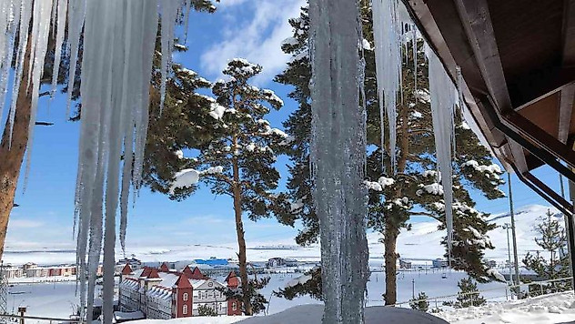 Kars'ta 4 metrelik buz sarkıtları oluştu