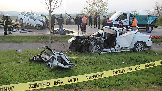 Karşı şeride geçen otomobil dehşet saçtı: 2 ölü, 1 ağır yaralı