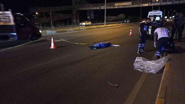 Karşıdan karşıya geçerken iki otomobilin çarptığı yaya öldü