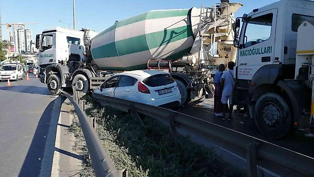 Kartal E-5'te çarptığı otomobili sürükleyen beton mikseri refüje girdi