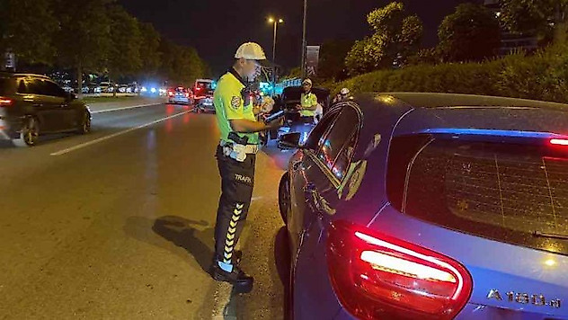 Kartal sahil yolundaki trafik denetiminde sürücülere ceza yağdı