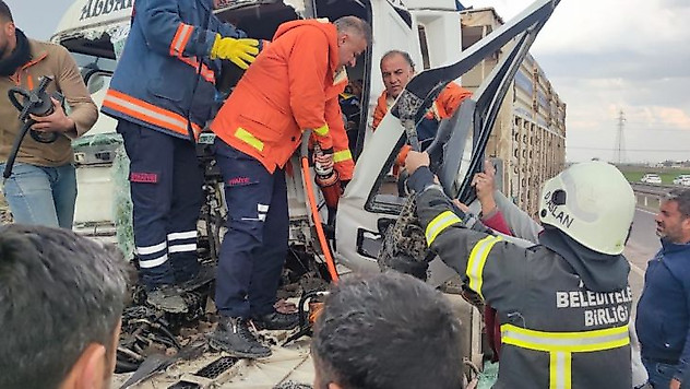 Karton gibi katlanan TIR'dan şoför yaralı kurtuldu