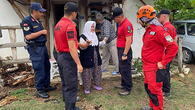 Kayıp olarak aranan yaşlı kadın kardeşinin evinde bulundu