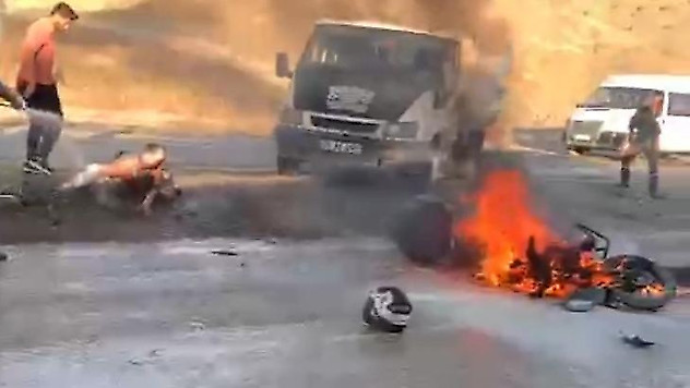 Kaza sonrası motosikletiyle alevler içinde kaldı, vatandaşlar yanmaktan kurtardı