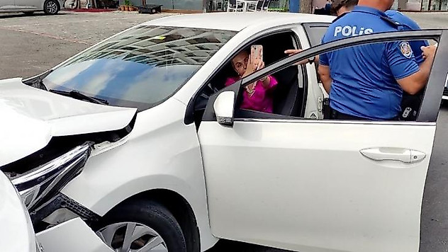 Kaza yapan alkollü kadın turist araçtan inmedi, ikna etmeye çalışan polise direndi