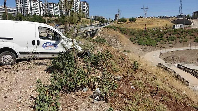 Kaza yapan hafif ticari aracın sürücüsü ölümden döndü