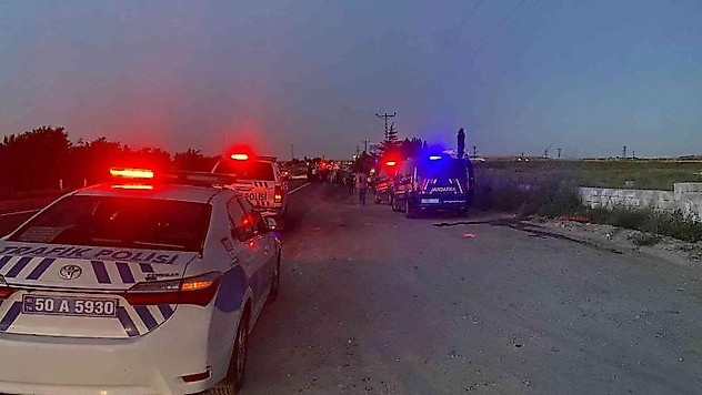 Kaza yapan kamyonet karşı yönden gelen otomobille kafa kafaya çarpıştı: 4'ü ağır 5 yaralı